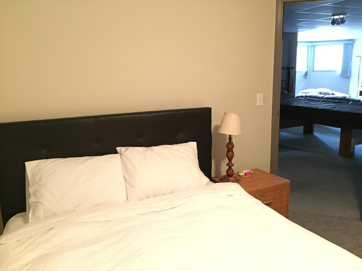 Bed & Breakfast Monarch Канмор Экстерьер фото