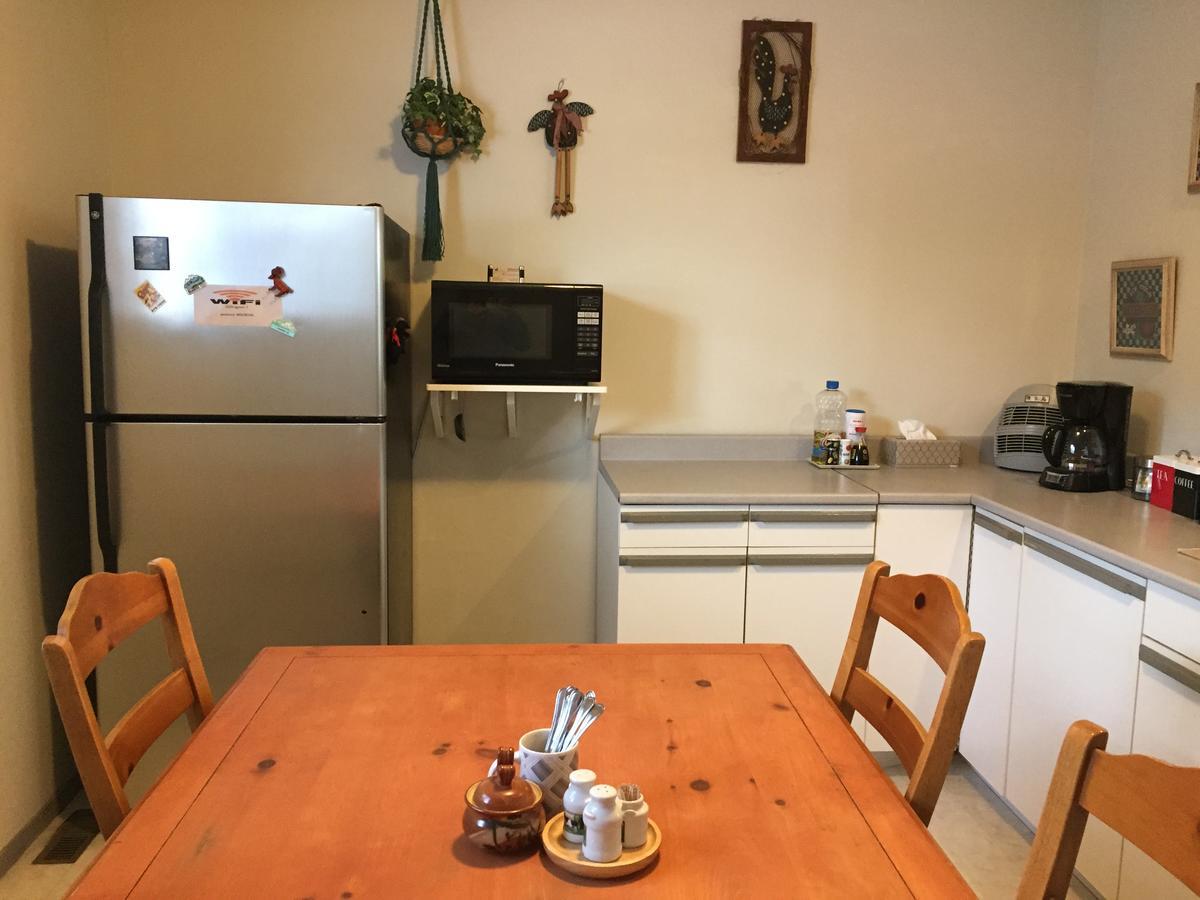 Bed & Breakfast Monarch Канмор Экстерьер фото