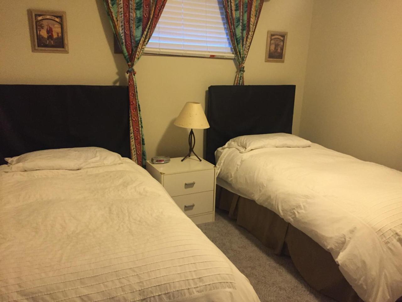 Bed & Breakfast Monarch Канмор Экстерьер фото